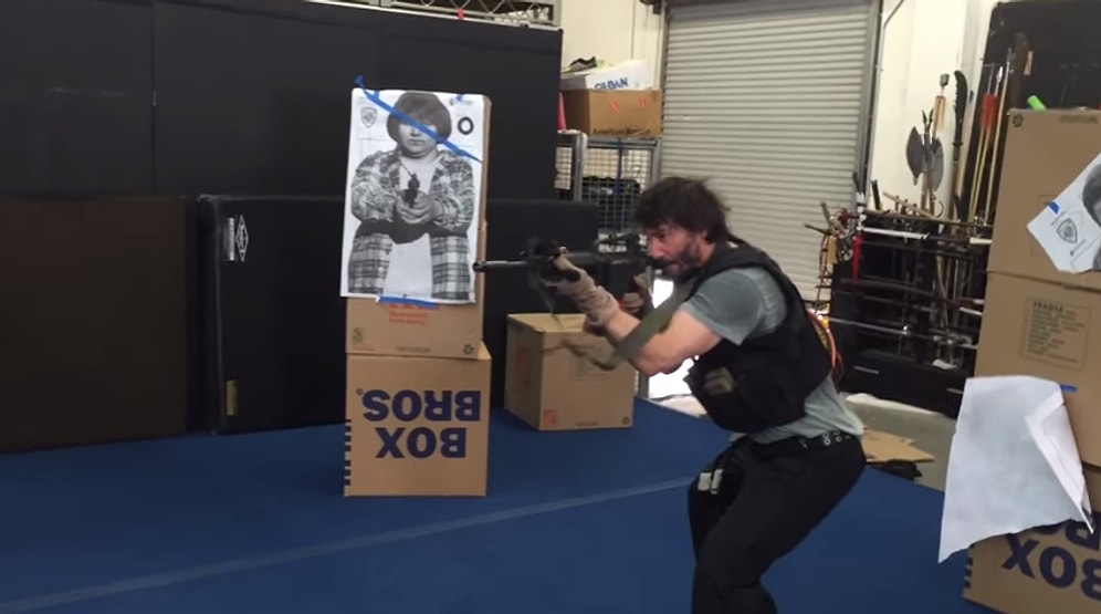 Keanu Reeves'in Yeni Filmi 'John Wick 2' İçin Aldığı Silah Eğitimi Görüntüleri