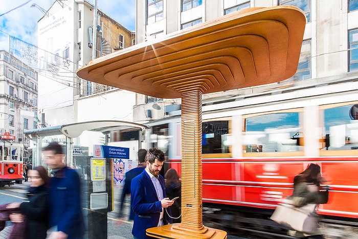 Taksim'de Güneş Enerjisiyle Çalışan Ücretsiz Şarj İstasyonu