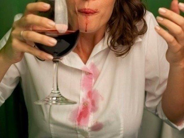 21. Kırmızı şarap lekesini beyaz şarap çıkartır ya da sirke.