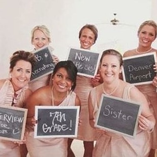 Gelin ve nedimelerinin parti fotoğrafından sevimli bir kare 👰