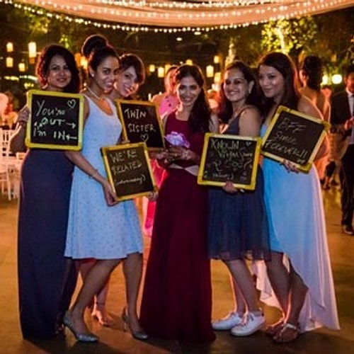 Gelin ve nedimelerinin parti fotoğrafından sevimli bir kare 👰