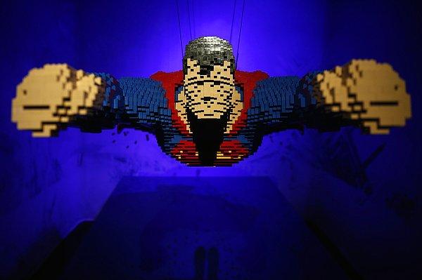Sergi yetkilileri, 80 yıldan fazla geçmişi olan süper kahramanlardan esinlenerek yapılan serginin dünyadaki en büyük lego koleksiyonu olduğu belirtiyor.