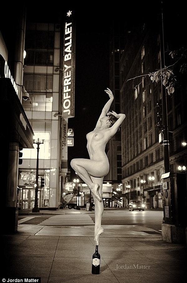 9. Девушка справа позирует на бутылке с вином напротив Балета Джоффри в Чикаго. Мужчина же слева выполняет фигуру на фоне красот Котсуолд-Хилс в Великобритании.