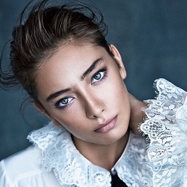 4. Подберите тональный крем с эффектом сияния. Он будет придавать вашей коже привлекательный естественный блеск.