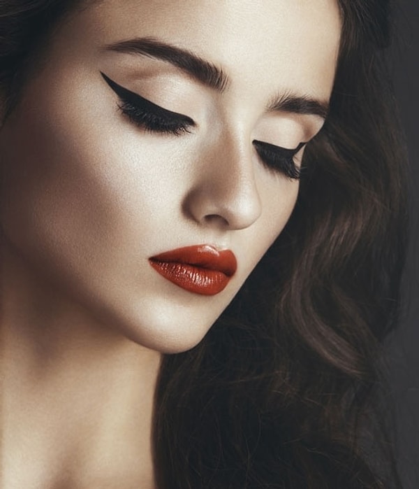 8. Хайлайтер никогда не помешает! Он делает лицо немного "скульптурным": выделяет определенные части лица, подчеркивает рельеф и скрывает мелкие морщинки.