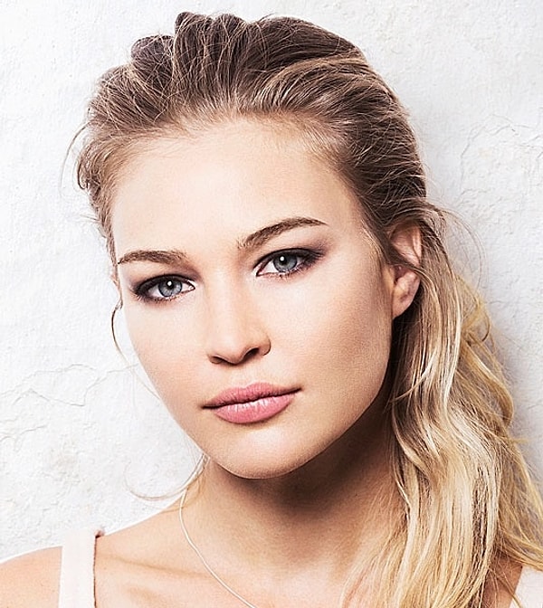 11. Не переживайте, если макияж получился немного насыщенным - свет в студии сделает его более естественным.