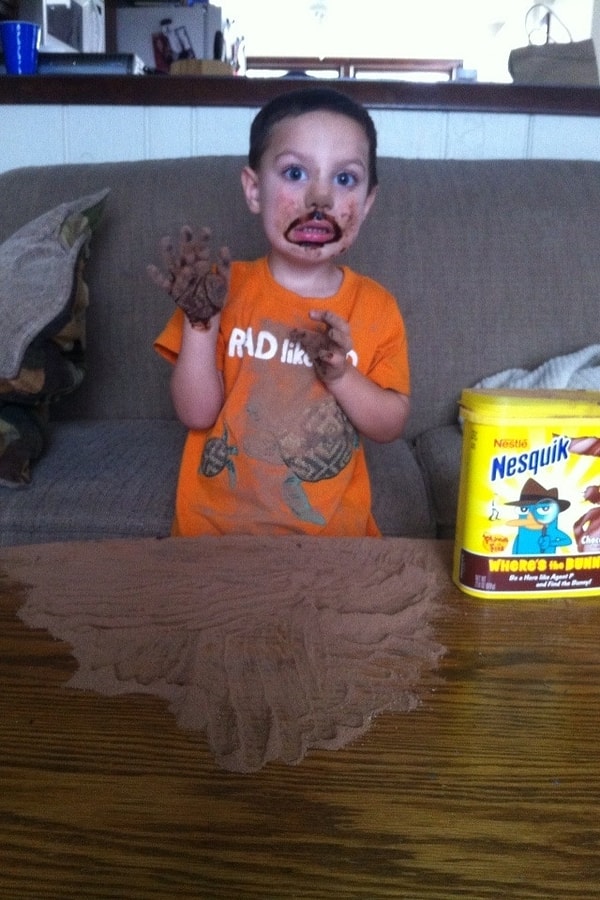 8. Муж забыл спрятать от ребенка "Несквик", хотя жена и просила его сделать это тысячу раз