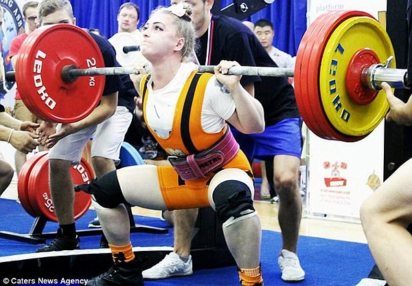 4. Штанги, гантели и гири, естественно, изменили фигуру девушки. Один только объем ее бицепса равен почти 40 сантиметрам!