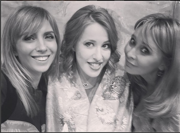 6. Поводы к слухам о двойне дало недавнее фото, которое подруга Собчак – Светлана Бондарчук – выложила на своей страничке.