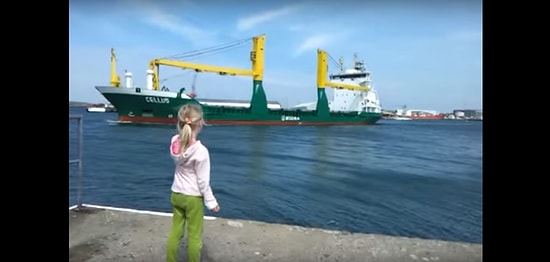 Девочка и параход: чье "ту-ту" круче?