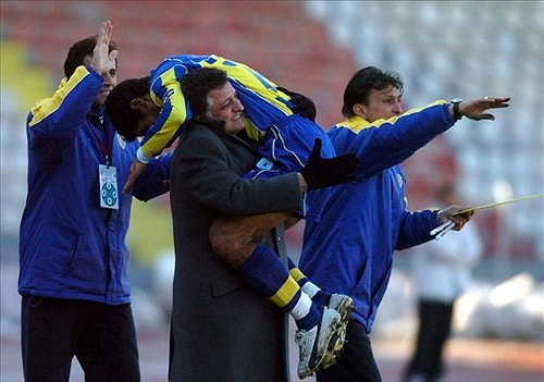 Gol sevinçleriyle de bir efsane haline geldi. Gollere sevinirken futbolcularına şiddet göstermesi de onu ilginç yapan detaylardan.