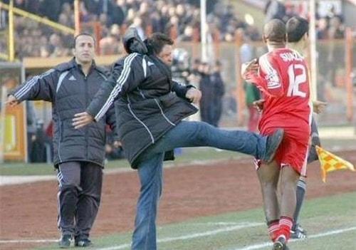 Gol sevinçleriyle de bir efsane haline geldi. Gollere sevinirken futbolcularına şiddet göstermesi de onu ilginç yapan detaylardan.