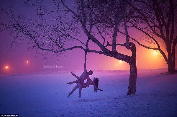 İki dansçının etrafı karlarla kaplı bir ağaca tutunarak verdiği bu nefes kesen poz ise Kanada'nın Montreal kentinde çekildi.