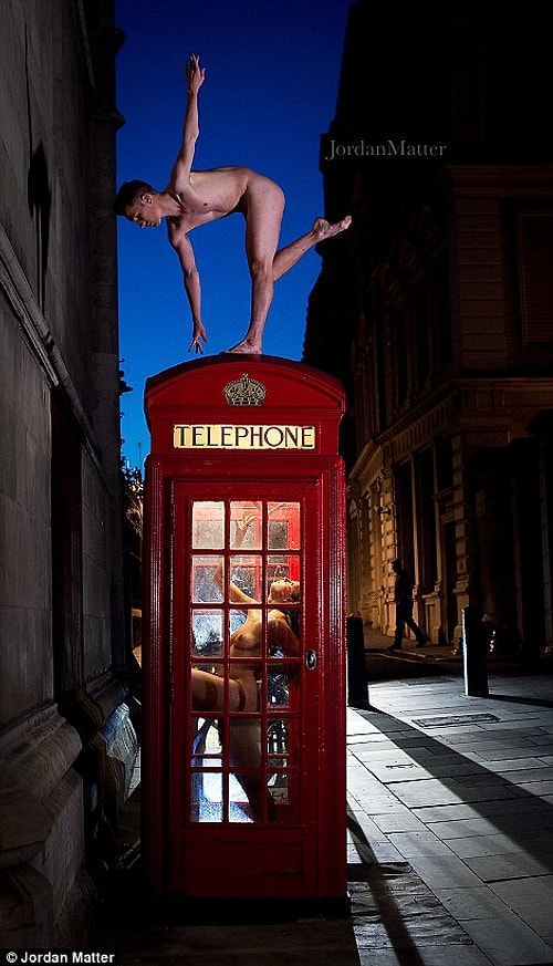 Dancers After Dark için yapılan bu çekimler sırasında 40'tan fazla polis tarafından bölünen Matter, soldaki fotoğrafı Londra'da sağdaki fotoğrafı ise Amsterdam'da çekti.