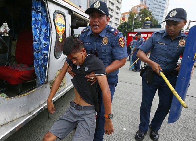 Protestoculardan Renato Reyes, kamyonetin kalabalığa dalması ardından en az üç kişinin yaralanarak hastaneye kaldırıldığını söyledi.