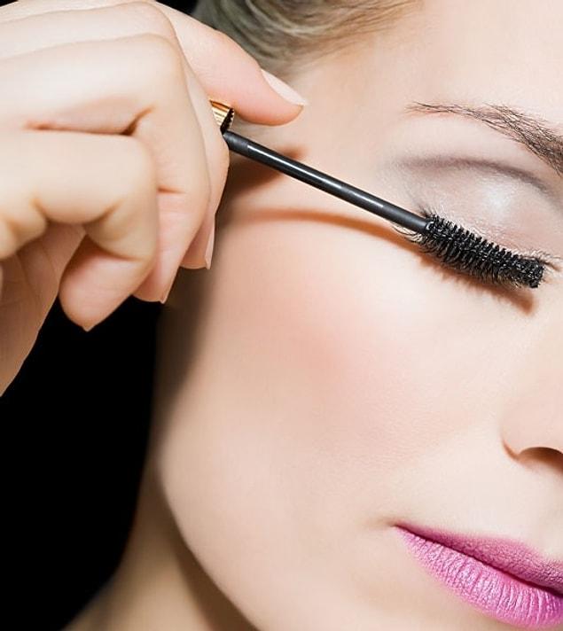 3. Apply mascara as much as you like. Then, use a finished wand to separate the uneven piles.