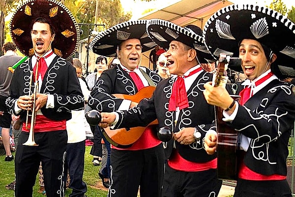 9. "Когда мой парень мне изменил, я заказала мексиканский ансамбль, который пел под его окнами с 4 до 6 утра. Кстати, наутро у него был экзамен. И он его не сдал".