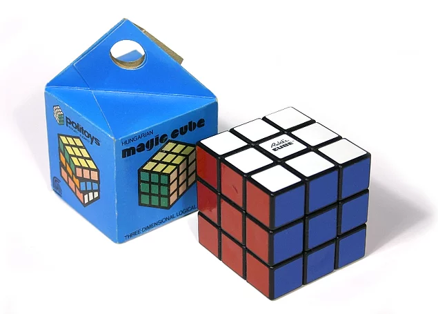 Rubik, Macar patenti başvurusunda "Sihirli Küp" ismini verdiği icadını yine o yıl Budapeşte'deki oyuncak mağazalarında satışa çıkardı.