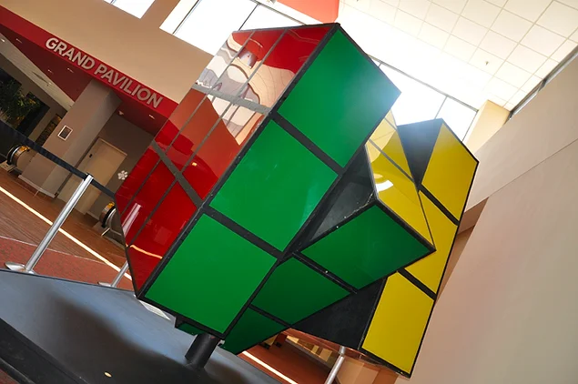 Dünyadaki en büyük Rubik Küp, 3 metre uzunluğu 500 kg ağırlığıyla ABD'nin Tennessee eyaletindeki Knoxville şehrinde bulunuyor.