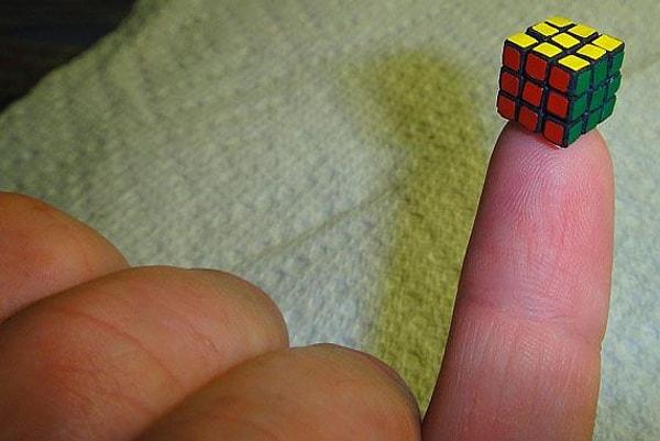 16. Dünyadaki en küçük Rubik Küp 10 mm genişliğinde ve Rus Evgeniy Grigoriev tarafından yapıldı.