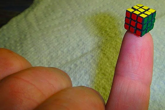 Dünyadaki en küçük Rubik Küp 10 mm genişliğinde ve Rus Evgeniy Grigoriev tarafından yapıldı.