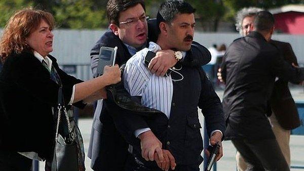 Cumhuriyet'in Genel Yayın Yönetmeni Dündar 6 Mayıs günü MİT TIR'ları davasının karar duruşması için gittiği İstanbul Adliyesi önünde silahlı saldırıya uğramıştı.