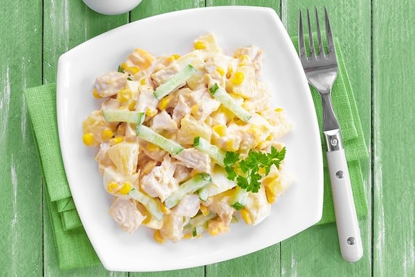 10. Легкий салат с курицей и ананасами