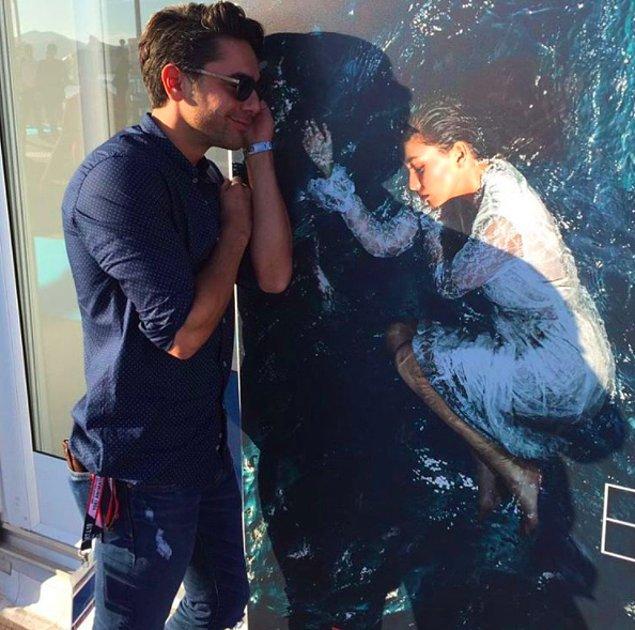 7. Kadir Doğulu Cannes Film Festivali'nde bile eşini unutmadı, "Kara Sevda" dizisinde oynayan Neslihan Atagül'ün posteriyle fotoğraf çektirdi ve "Sevdam" notuyla paylaştı.