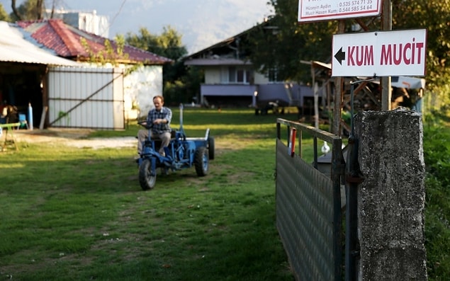 Ortaokul mezunu Hasan Kum, özellikle geliştirdiği tarım aletleri ile ekonomiye katkı sunmaya çalışıyor.
