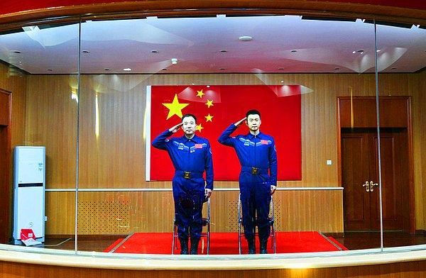 21. Çin'in 17 Ekim'de uzaya gönderdiği Shenzhou-11 uzay aracının içinde havalanan astronotlar Jing Haipeng ve Chen Dong.