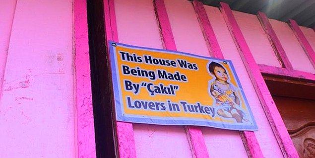 13. Resimdeki tabelada diyor ki "Bu ev Çakıl'ın Türkiye'deki sevenleri tarafından yapıldı."