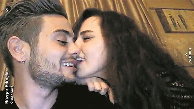Hatta romantikliğin dibine vurarak "Yanımda Kal" şarkısını kız arkadaşının gözlerine bakarak söyledi.