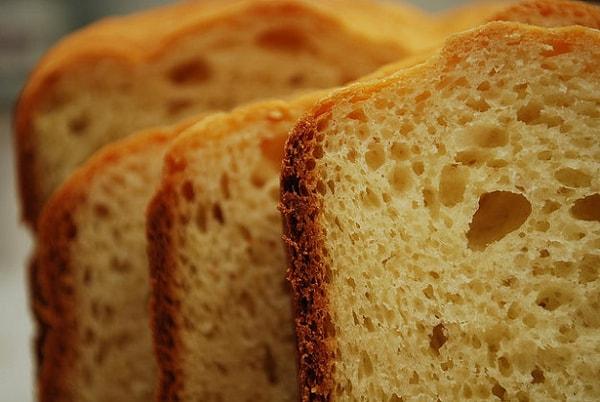 13. Kekimizin hava aldırmaz bir kapta taze kalması için kabımızın içine 1 dilim ekmek koymayı unutmayalım.