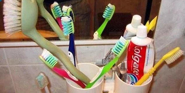 7. Lavabonun üstünde birden fazla duran diş fırçası