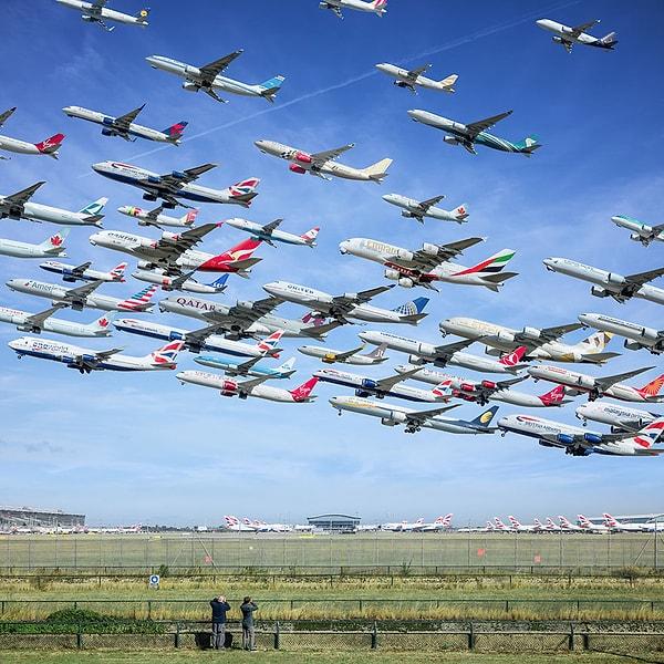 16. Londra Heathrow'da baba oğul uçakları izliyor.