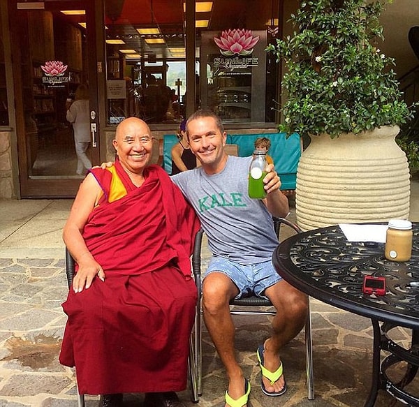 3. Дела шли хорошо, но детские травмы вновь и вновь напоминали о себе - в итоге парень снова взялся за наркотики.