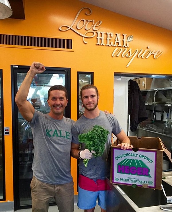 13. Наоборот. На работу в свою компанию он старается принимать ребят, которые отчаянно нуждаются в помощи.