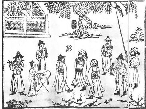 4. Futbolun kökeni Çin'den geliyor. Cuju, 'ayakla topu tekmele' anlamına gelen Han Hanedanı döneminde çok popüler bir oyundu.