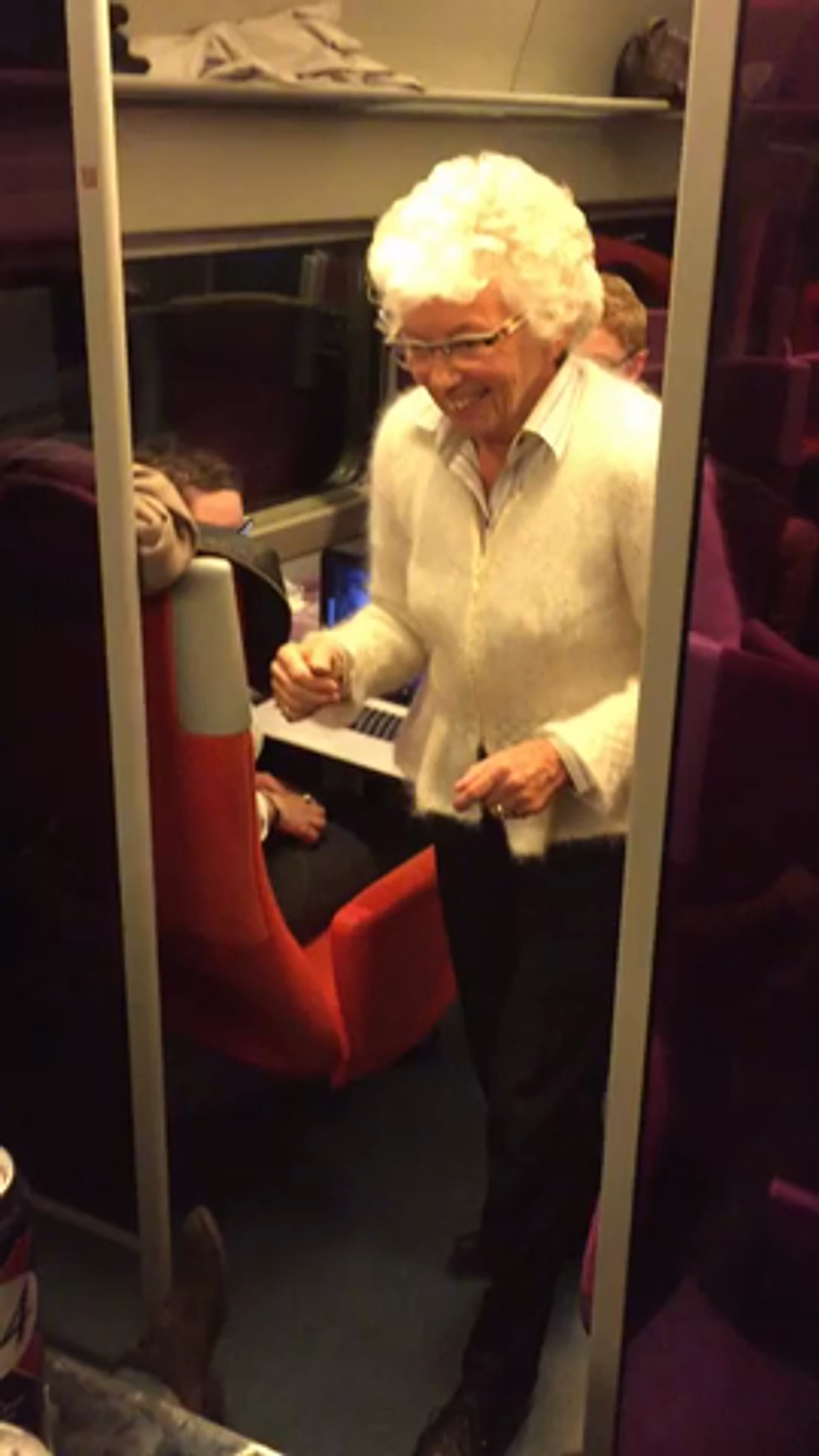 82-летняя бабушка отрывается на мальчишнике, который устроил её внук