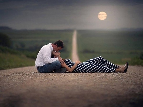 14. Избегайте продуманных до мелочей снимков, где вы позируете со своей половиной. И не дайте 200 лайкам вас обмануть. Скорее всего, люди втихую смеются над вами.