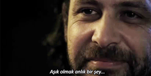 Bunlar dümdüz takılıyorken kankulardan biri aşık oluyor. Hemen aşk üzerine aforizmalar, laf kasmalar, şekil yapmalar.