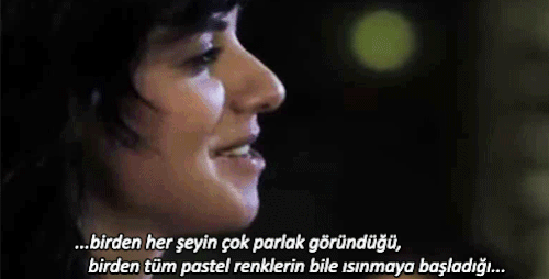 Bunlar dümdüz takılıyorken kankulardan biri aşık oluyor. Hemen aşk üzerine aforizmalar, laf kasmalar, şekil yapmalar.