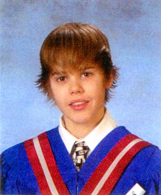 11. Justin Bieber'in saç modelinin 8 yaşından beri aynı olduğunu öğrenmiş olduk.