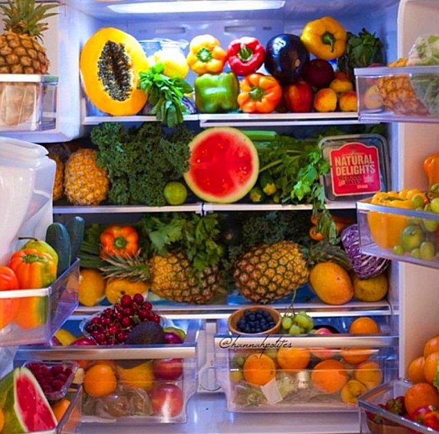 5. Buzdolabınızı düzenleyin. Alüminyum folyo ile sarılmış ya da poşete konmuş yiyecekler arka tarafta olacak şekilde.