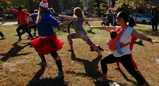 Мужчина сказал женщинам, чтобы они не носили леггинсы, и они устроили парад перед его домом