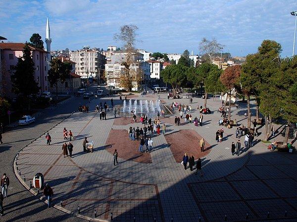 10. Konserlerin, mitinglerin düzenlendiği Cumhuriyet Meydanı