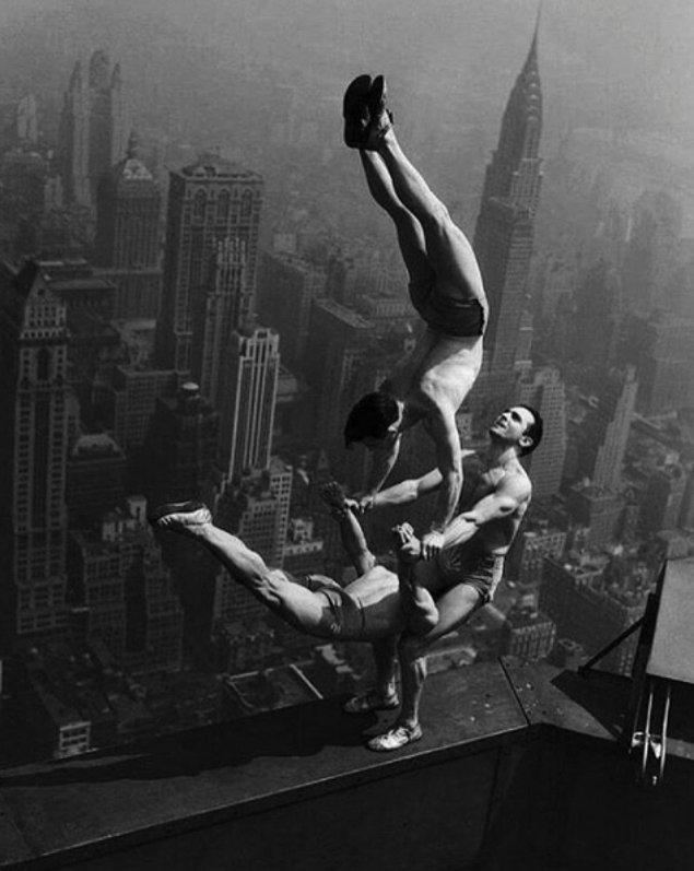 5. 1 Mayıs 1931-Empire State Binası'nın açılışında akrobasi gösterileri.