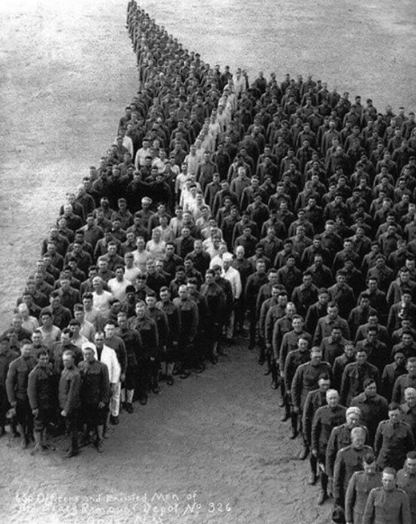 16. 1. Dünya Savaşı'nda ölen 8 milyon atın anısına askerler tarafından yapılmış ve ölümsüzleştirilmiş bir fotoğraf.