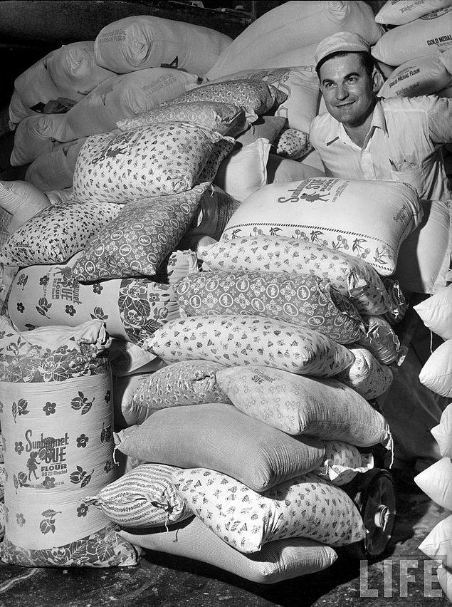 28. Abd'de bir un firması, yoksul kadınların un çuvallarından çocuklarına elbise diktiğini öğrendikten sonra desenli çuval üretimine başlaması, 1939.