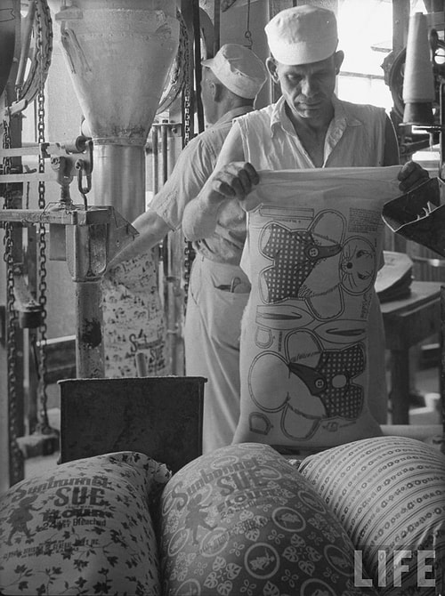 Abd'de bir un firması, yoksul kadınların un çuvallarından çocuklarına elbise diktiğini öğrendikten sonra desenli çuval üretimine başlaması, 1939.
